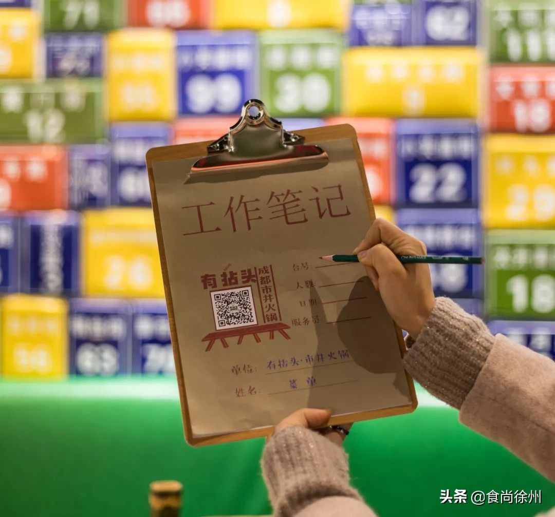 徐州闹市一角，还原了80年代的市井范儿！笸箩上菜，98元吃17样！