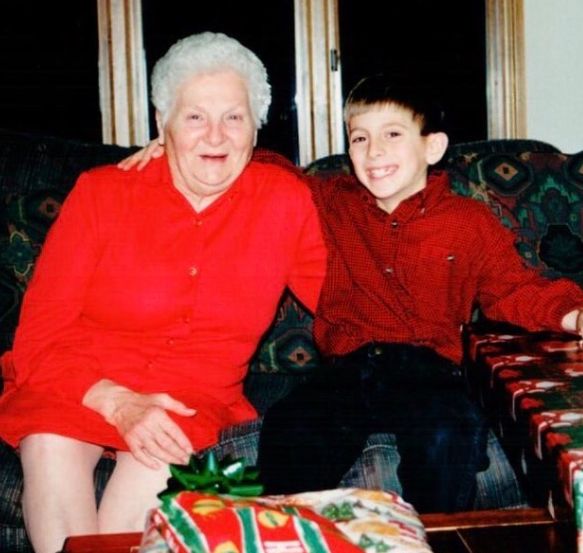 93岁奶奶恶搞27岁孙子,一夜爆红!1300万网友围观:奶奶太坑了