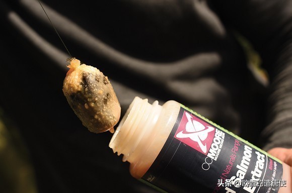 外国人钓鱼打窝技巧,老外用超大饵钓鱼