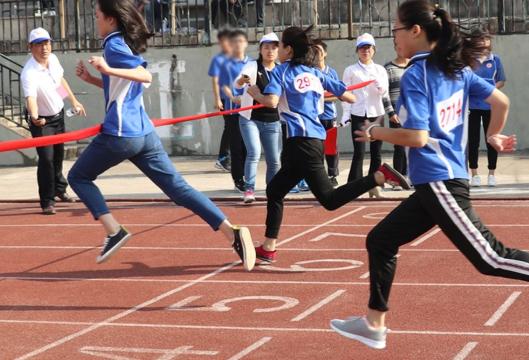 原地摆臂练习对中长跑有什么作用,小步跑原地前后摆臂练习各50次