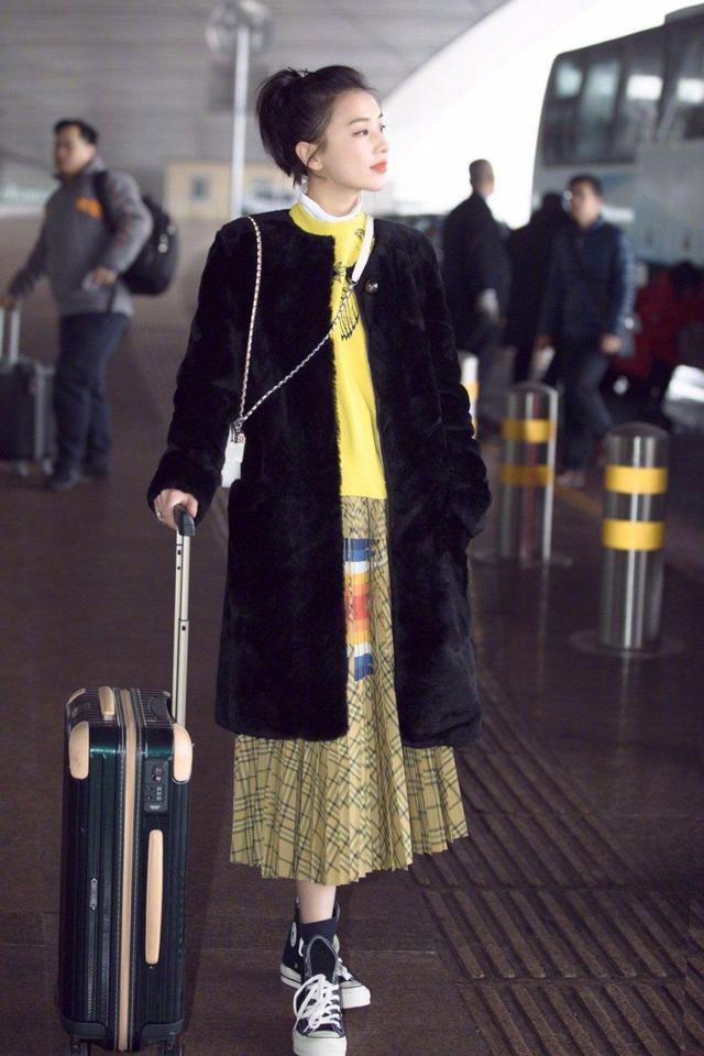 黄圣依富贵典雅美得惊艳,黄圣依穿呢子大衣图片