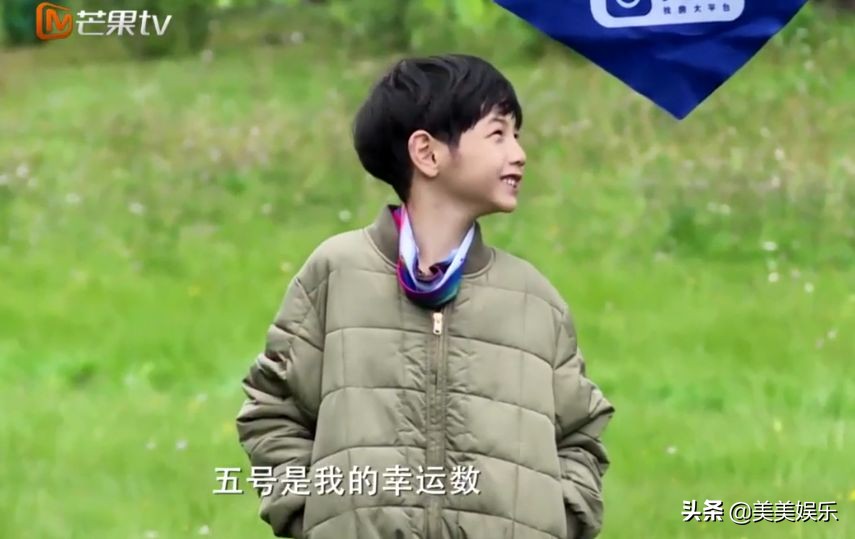 杨烁被曝酒店密会,杨烁深夜和女子一同回女方家