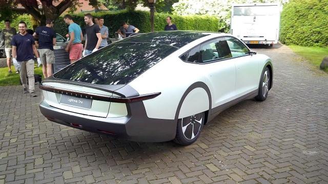 太阳能电动车亮相，晒晒太阳能跑800公里，续航远超“特斯拉”