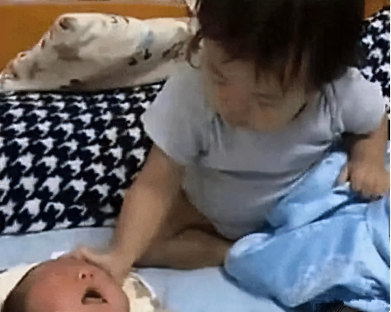 严厉姐姐训弟弟,严厉的姐姐教育弟弟