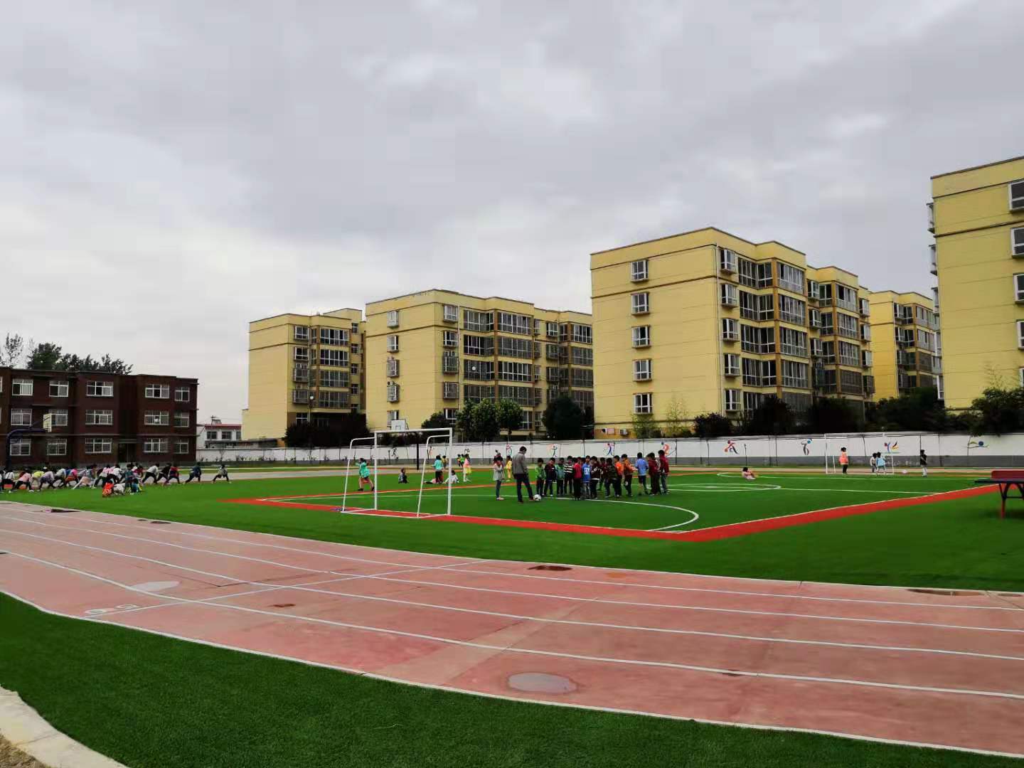 平桥区推进中小*运学**动场标准化建设，塑胶运动场比例达70%