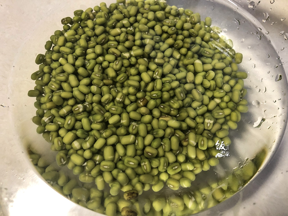 电饭锅煮绿豆汤为什么是红色的,绿豆汤烧的是红色的怎么回事