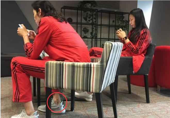 女排功勋朱婷纹身惹争议,这些女运动员也有纹身,一个比一个美