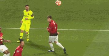 梅西遭1米92猛汉两连撞！倒在地上鲜血直淌，脸上出现3处伤痕