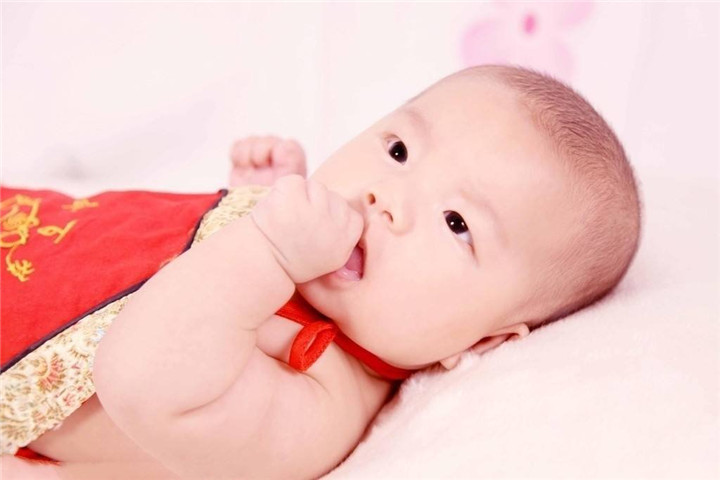刚出生的宝宝太黑了,新生儿皮肤太黑是什么造成的