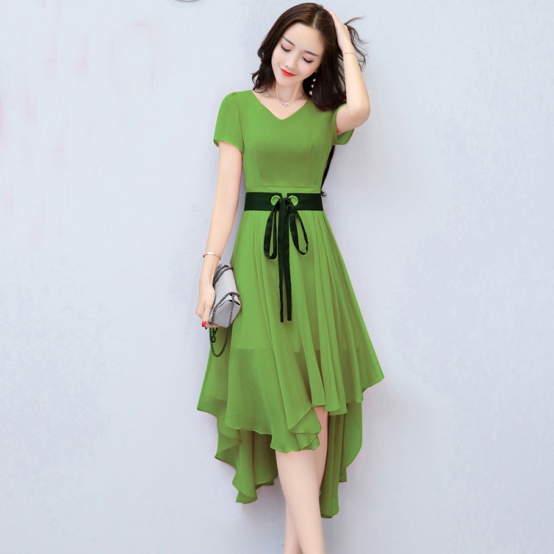 若人手持花枝，颤颤然，他人莫可学也。雪纺连衣裙，超仙的哦