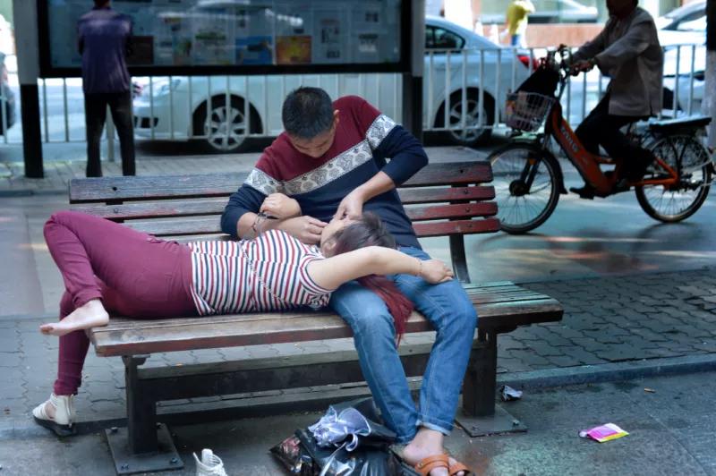 他用20年,拍下了流水线上的一代“打工人”