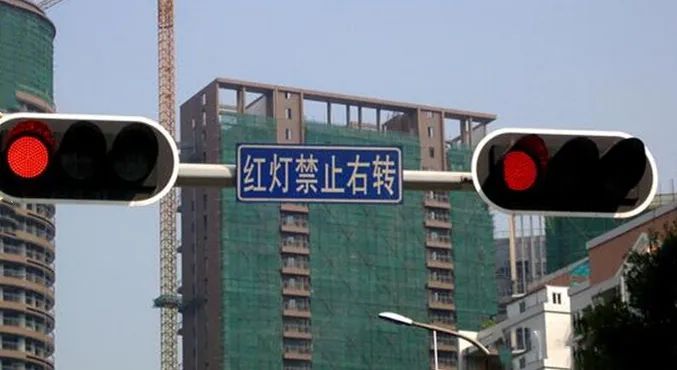 右转红灯交警让走,交警提示红灯时能不能直接右转