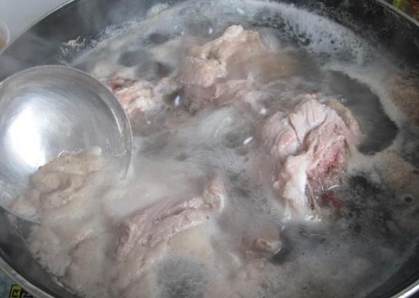 家常炖猪骨头怎么做肉嫩,炖猪骨头怎样煮才又香又烂好吃