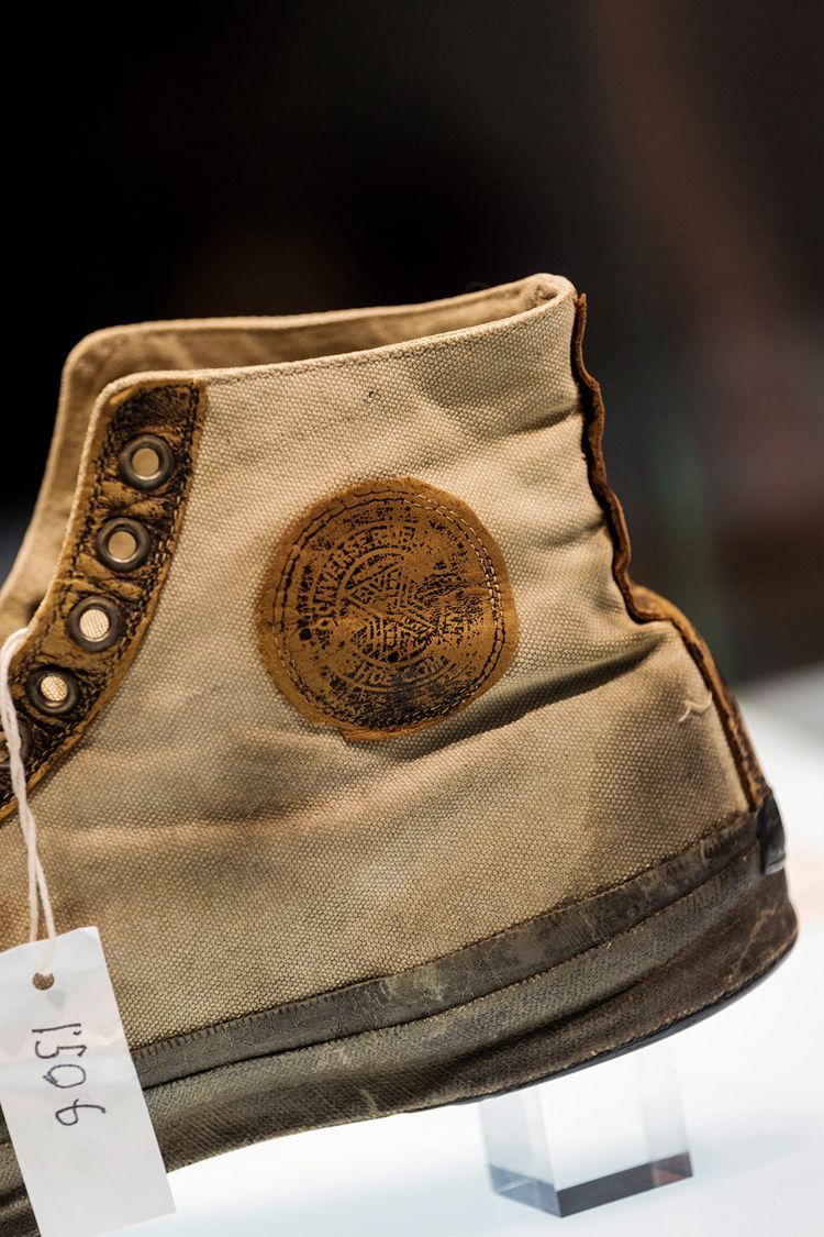 球鞋史篮球鞋篇,第一双真正意义上的篮球鞋多少年