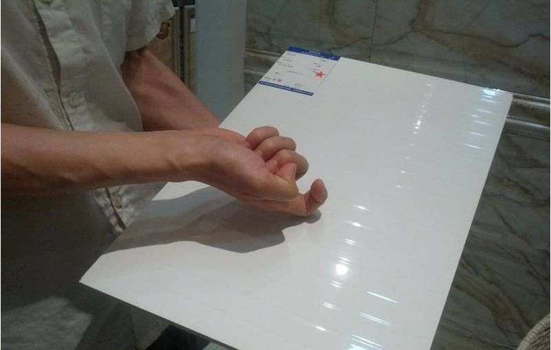 如何选择瓷砖不开裂的方法,瓷砖怎样验收后期不会脱落