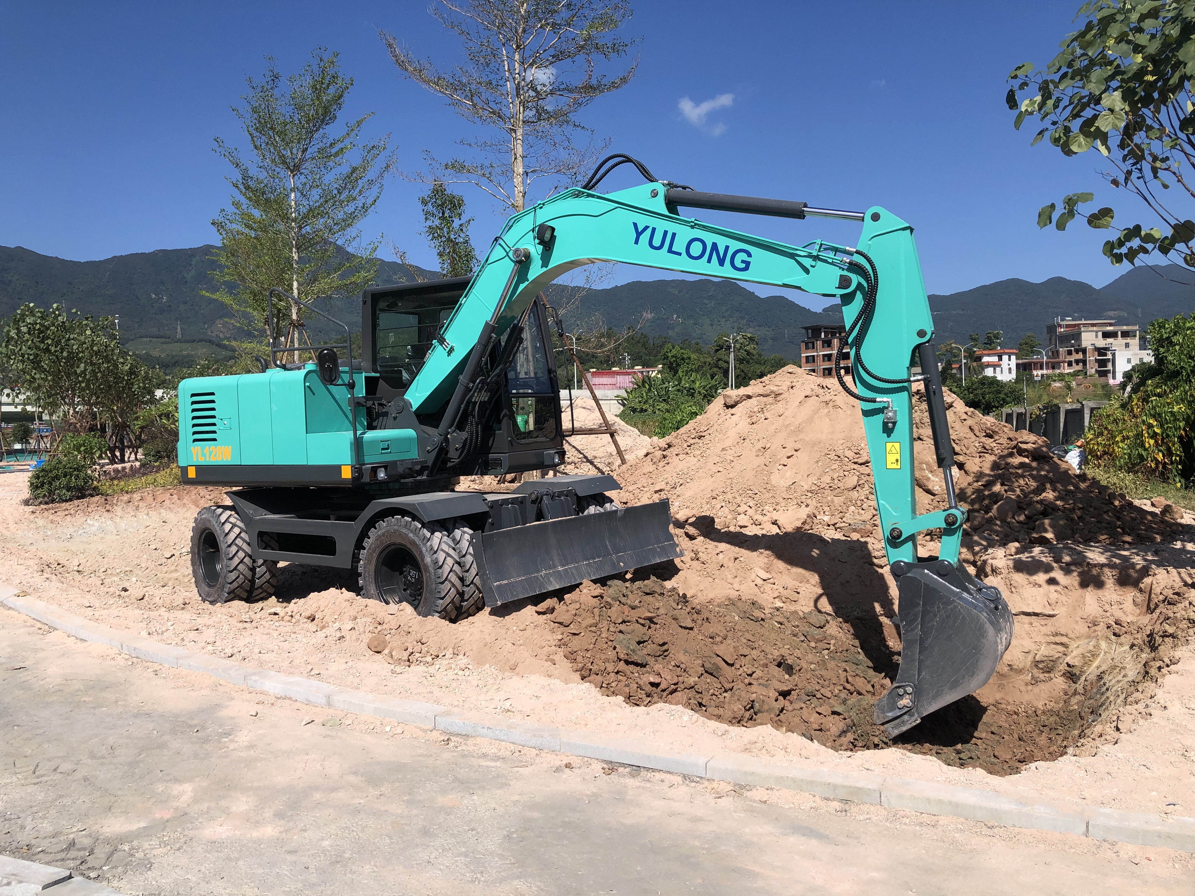 买挖掘机买新还是二手的,出租挖掘机哪种最好