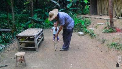 中国宝藏爷爷靠玩木头火到国外了,中国宝藏爷爷玩木头火到国外了