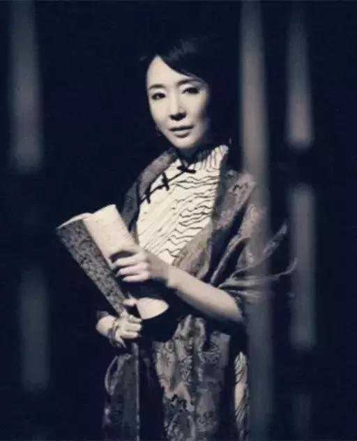 严歌苓：我为了在母亲的葬礼上哭出来，吞了三倍量的*眠药安**