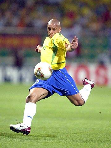 足球场上你最适合打什么位置,假如你是守门员什么球都可以接住