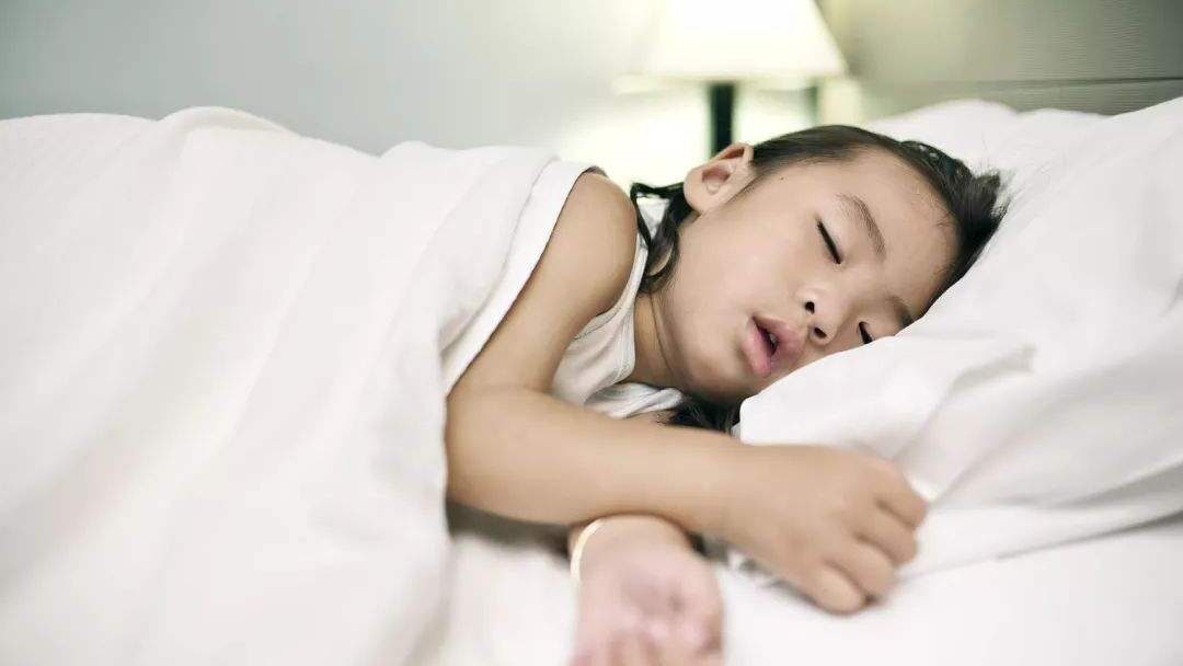 婴儿白天晚上不睡觉有妙招,宝宝白天睡得多会影响晚上睡眠吗