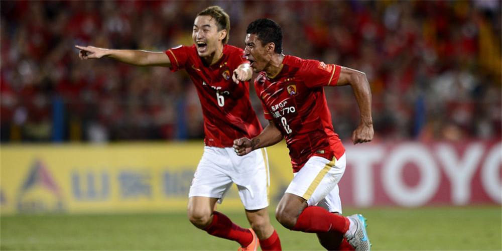 亚足联评亚冠五佳任意球,恒大上港之战保利尼奥挑球过人