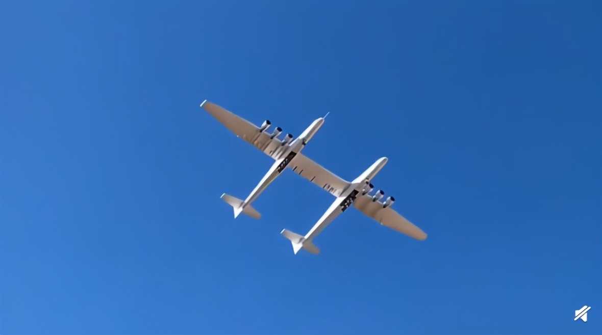 最大双身飞机首飞,两个飞机的机头