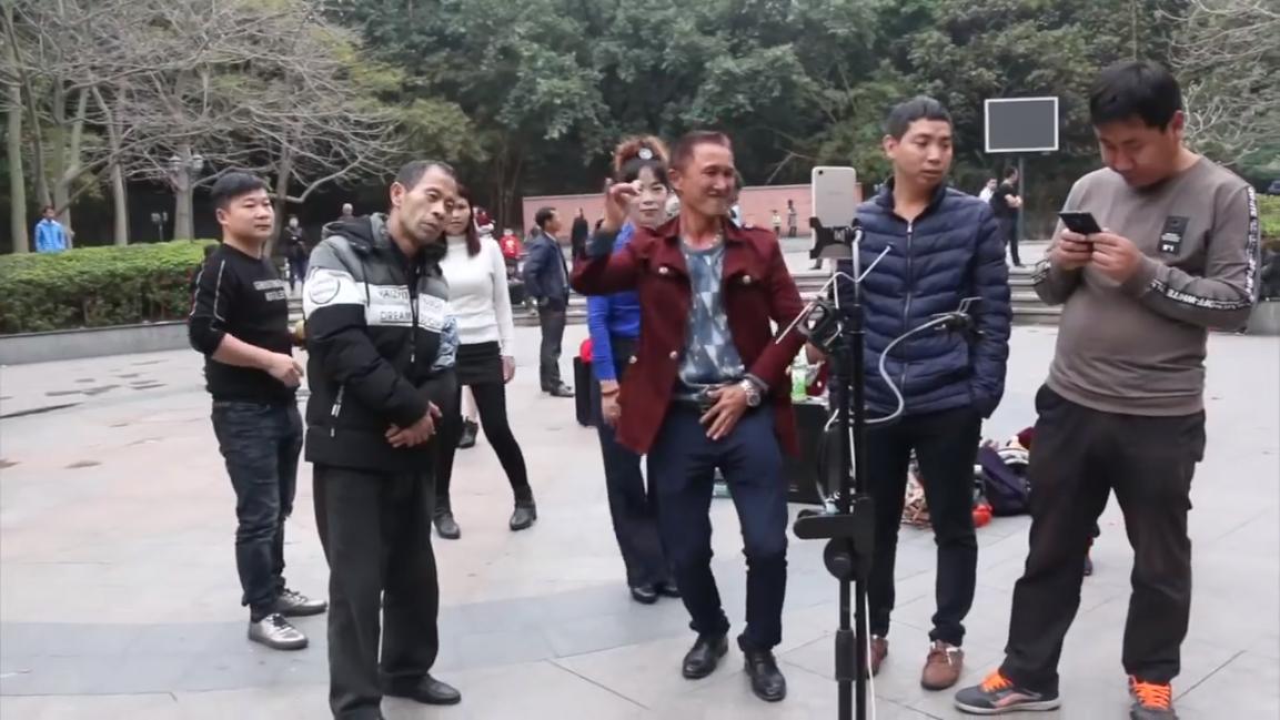 三和大神上一天玩三天，日结100吃4元的面，8块钱网吧包夜