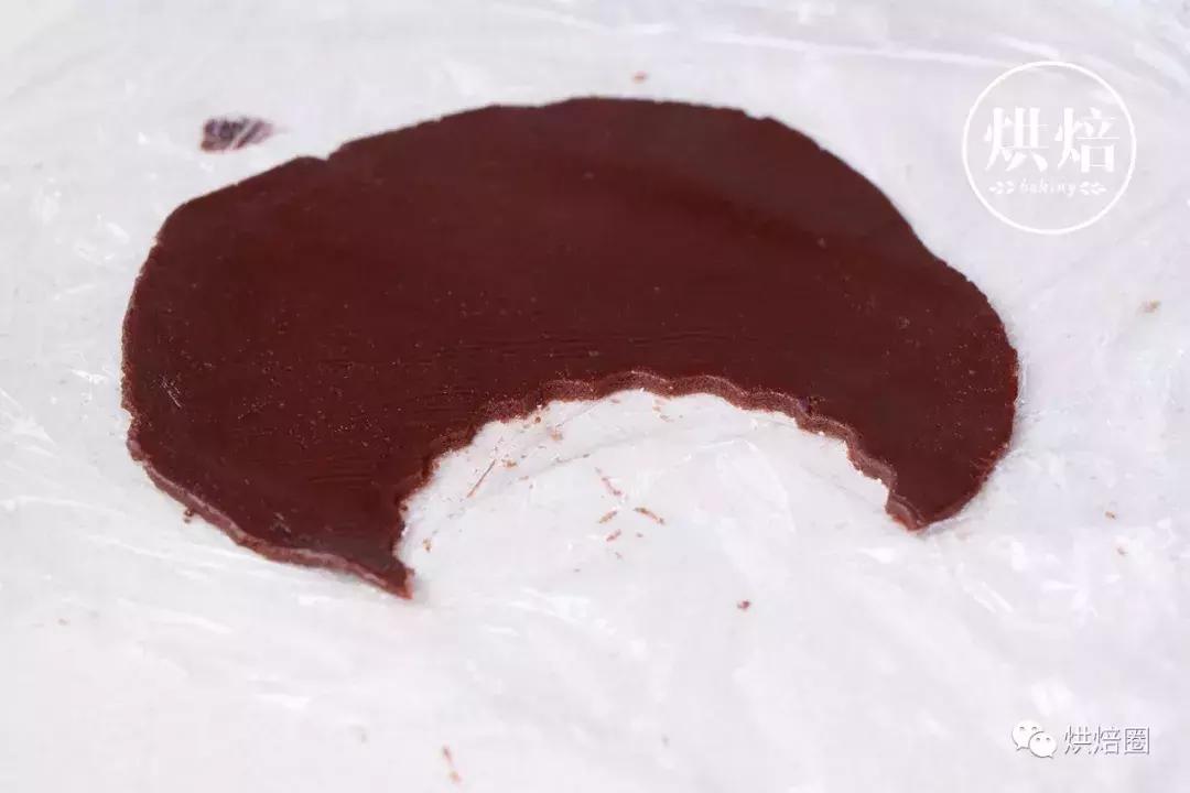 像这样把饼干皮覆在面包上就能烤出一大波孩子都爱的刺猬面包~