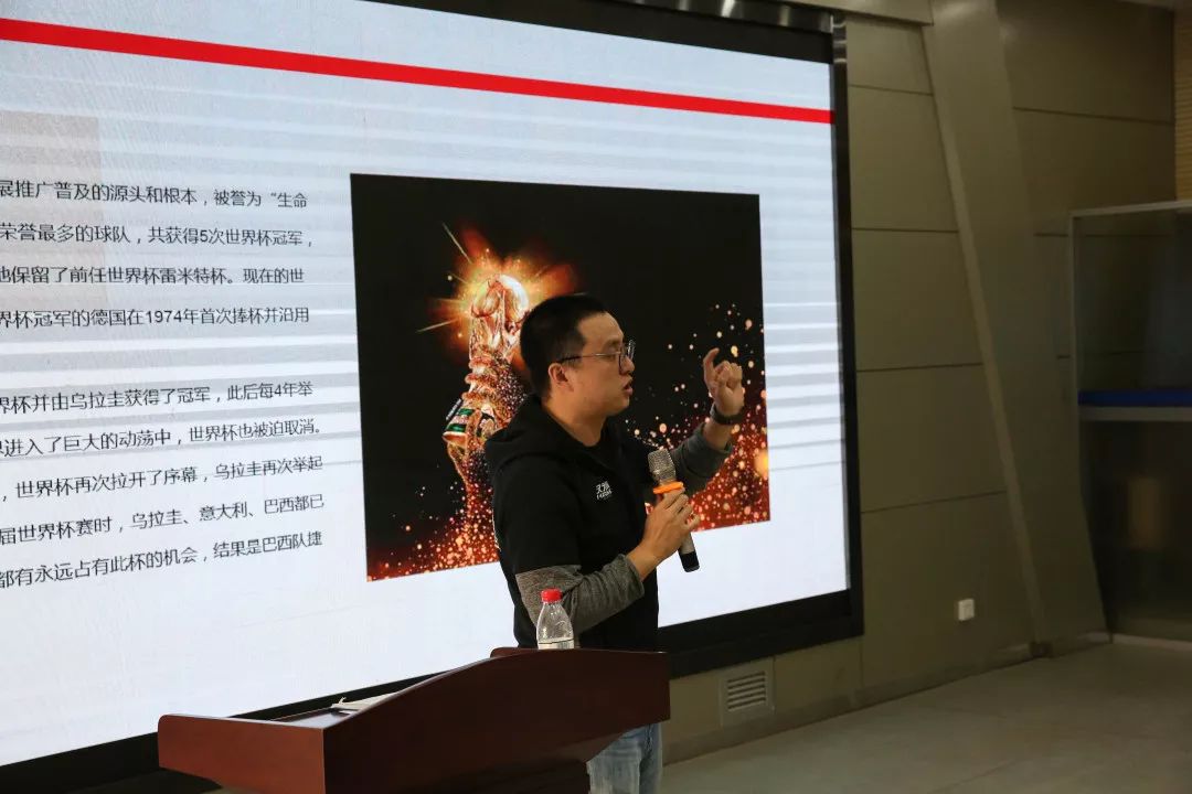 鄂老甲A走进傅家坡小学足球少年与前亚洲第一高中锋切磋球技