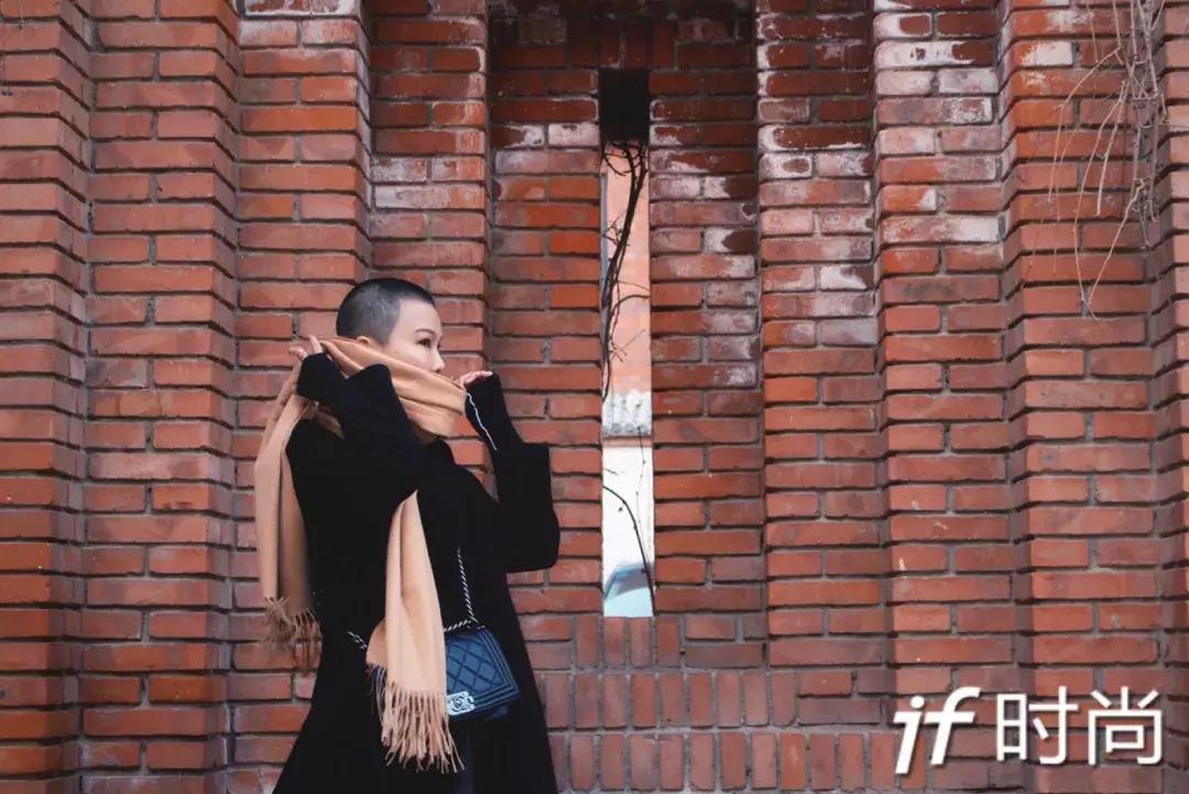 适合羽绒服显脸小围巾的系法,怎么给女生系围巾不会显脸小