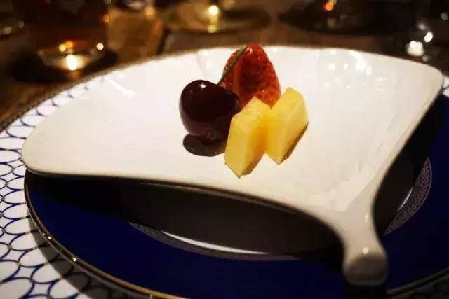 在上海最高的餐厅吃饭需要多少钱,上海最贵的餐厅吃一顿花多少