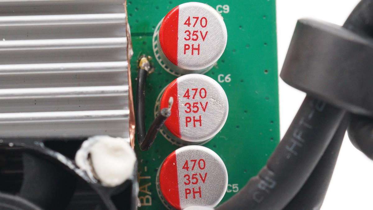 公牛便携式电源拆解,公牛1800w户外电源拆解