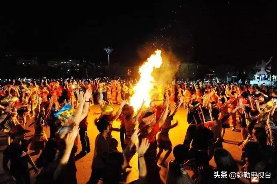 弥勒夜间直播,弥勒户外直播现场