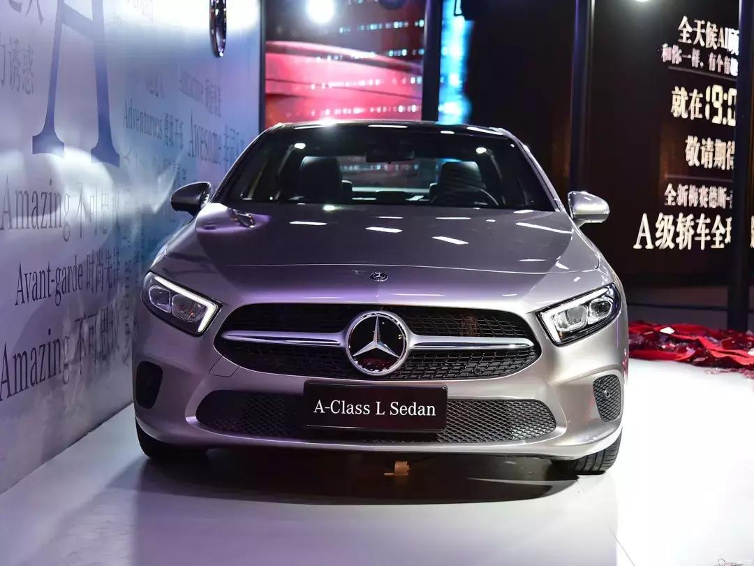 奔驰新款a级三厢车路试中,试驾奔驰新款三厢a级