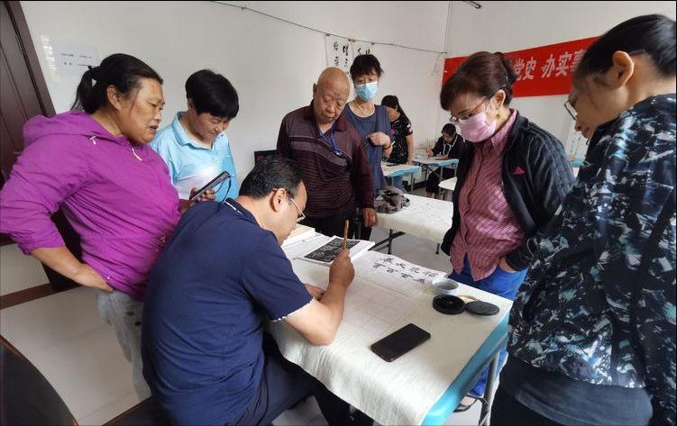 河北省邯郸市邯山区浴新南街道社工站老年大学项目蓬勃开展