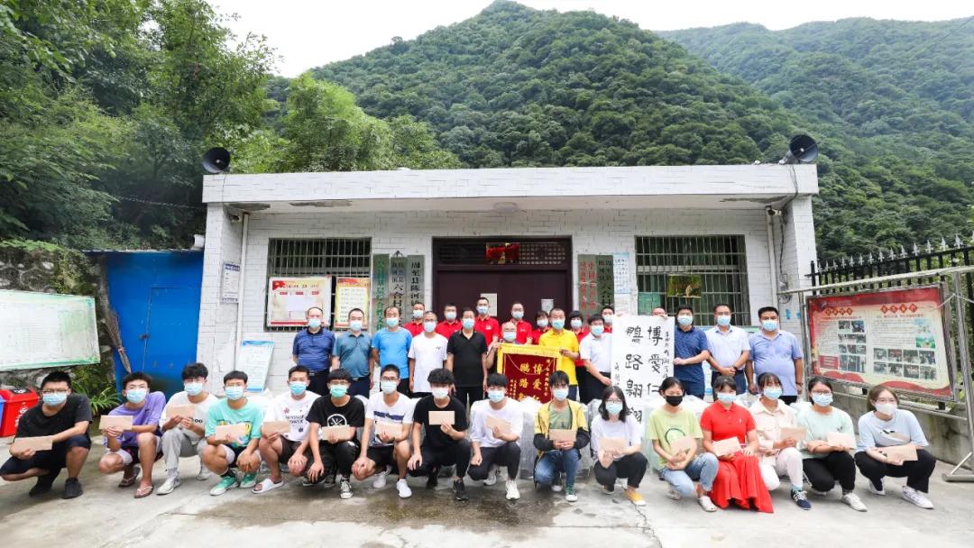 西安鹏翔驾校远赴秦岭山区资助今年考上大学的贫困学子