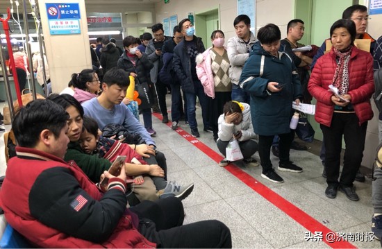 深夜的儿科急诊人声鼎沸,深夜医院楼道满是新生儿哭声