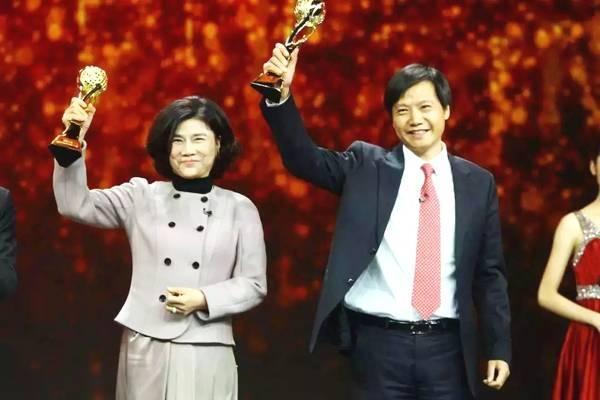 董明珠谈跟雷军10亿赌局的内幕,主持人问雷军和董明珠的十亿赌局