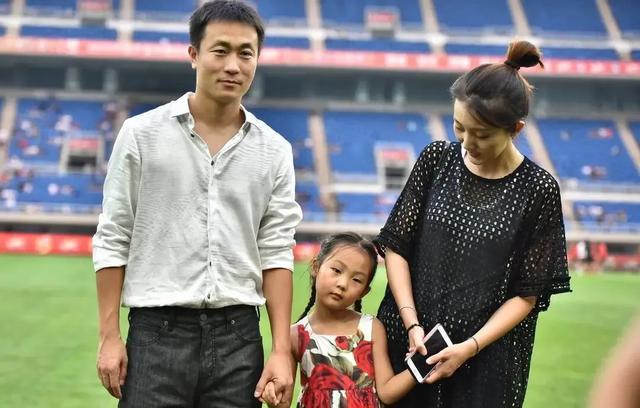 39岁前国脚,曾是中超标王,今携手足坛美女老总,妻子是中戏美女