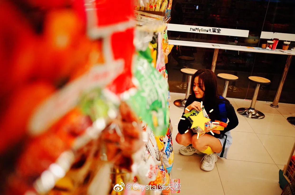 张天爱杂志大秀长腿,张天爱秀长腿