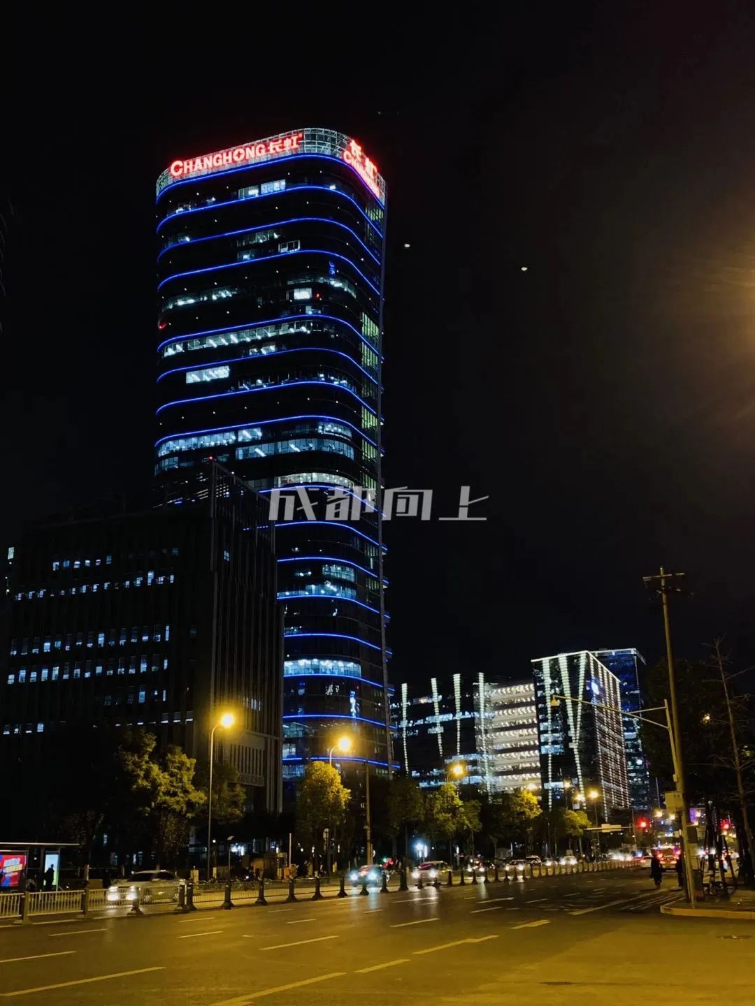 如何让成都变东京？网友：大LOGO收敛点