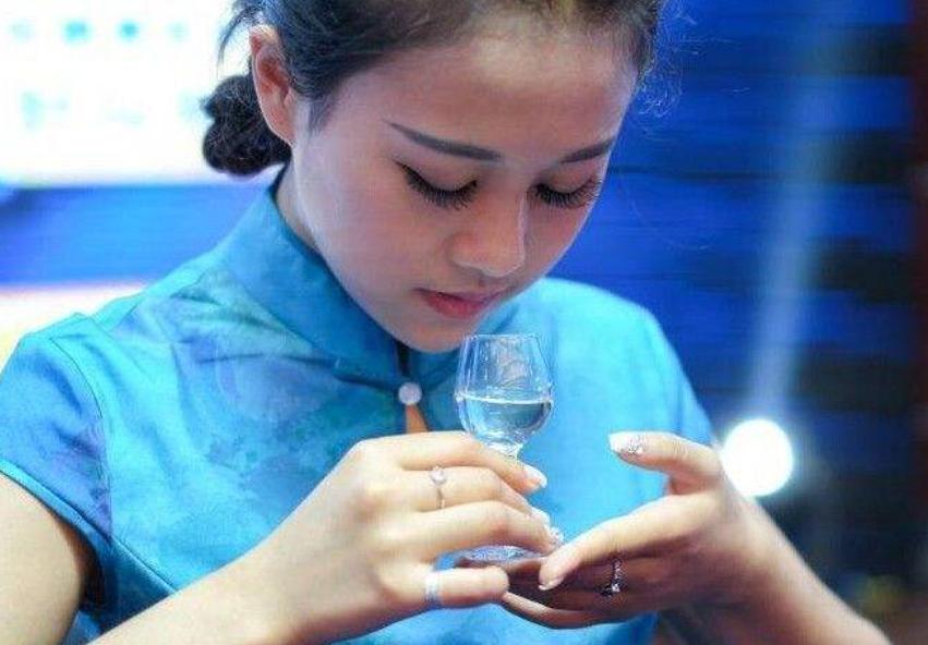 酒后第二天喝水都吐怎么解决,如何解决酒后难受最快最有效