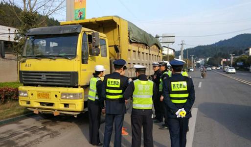 汽车不让拉人载货，司机不禁反问交警：汽车到底能用来干什么？