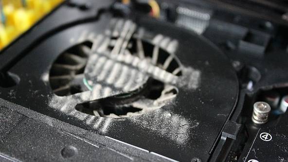 电脑开机风扇声音很大一会就好了,电脑突然黑屏而且风扇声音超级大