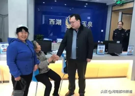 凌晨三点卖花的奶奶,杭州街头老奶奶卖花