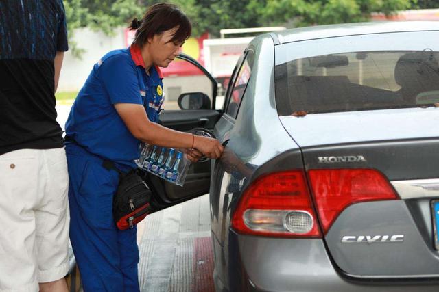 汽车油箱如何加燃油宝,油箱压力大有必要加燃油宝吗