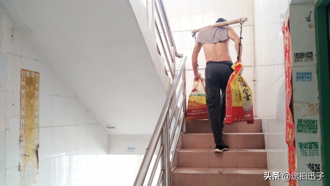 挑山工到山顶一趟多少钱,挑山工一天多少钱