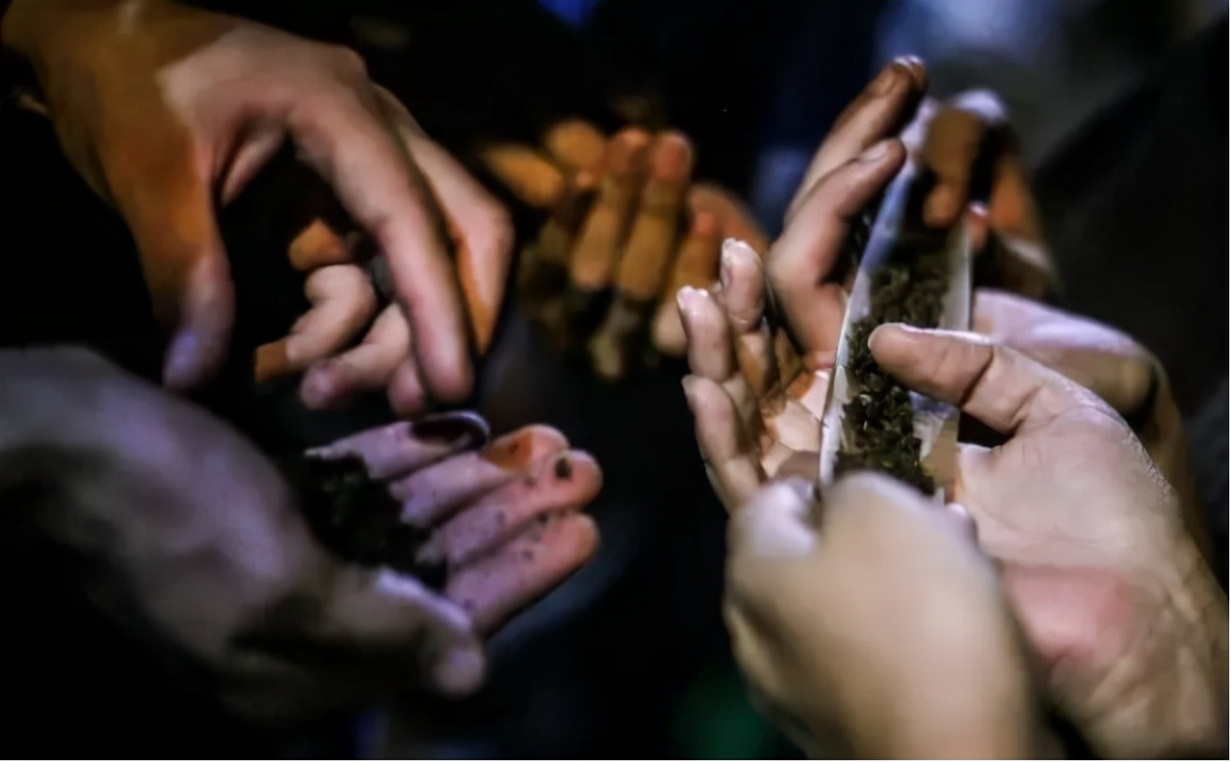 美国马上成为“美洲病夫”！为了“卖毒”，竟公然开设“大烟馆”