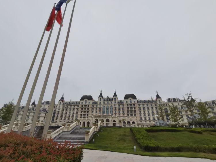 买了活动券，却被告知“没房”！青岛海泉湾皇冠假日酒店回应：可加钱升级成海景房