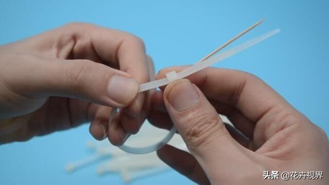 解开自锁式塑料扎带,不用剪刀徒手10秒解扎带